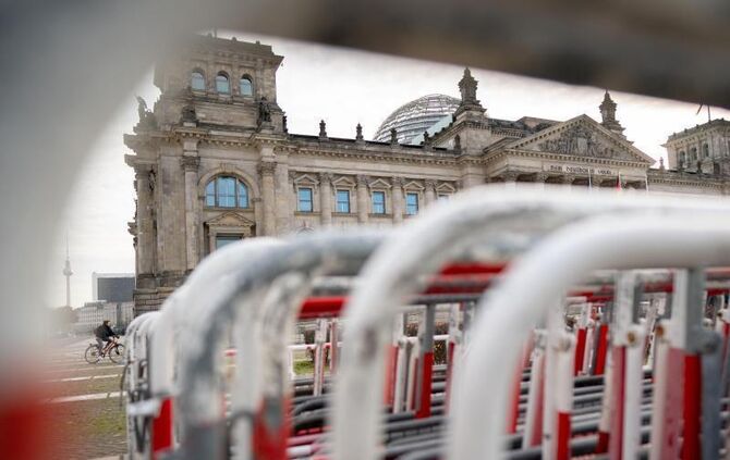 Absperrgitter vor Reichstagsgebäude