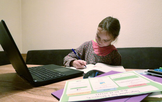 Homeschooling hausaufgaben Kind Schüler symbol symbolbild symbolfoto