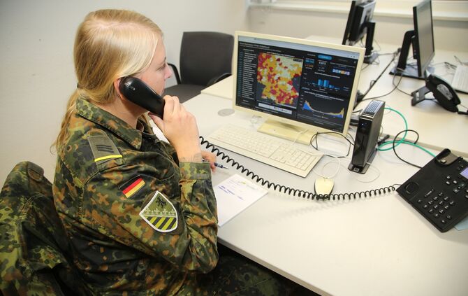 Frau Hauptgefreiter Amber Klein vom Stabs- und Unterstützungszug Kompanie der Panzergenadier Brigade 37 aus Frankenberg unterstützt bei der Kontaktnachverfolgung als sogenannte Containment Teams das Gesundheitsamt in Mittweida während der Corona-Pandemie,