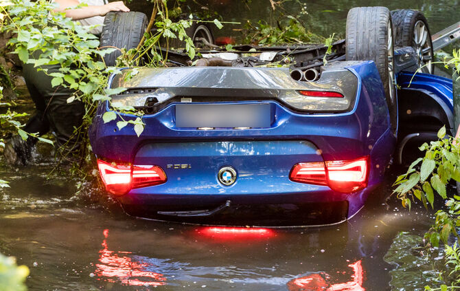 BMW landet im Buchenbach - Bild 22_0
