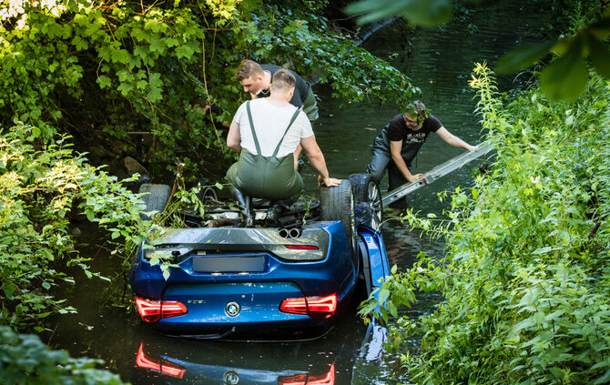 BMW landet im Buchenbach - Bild 24_1