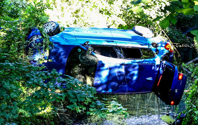 BMW landet im Buchenbach - Bild 03_4