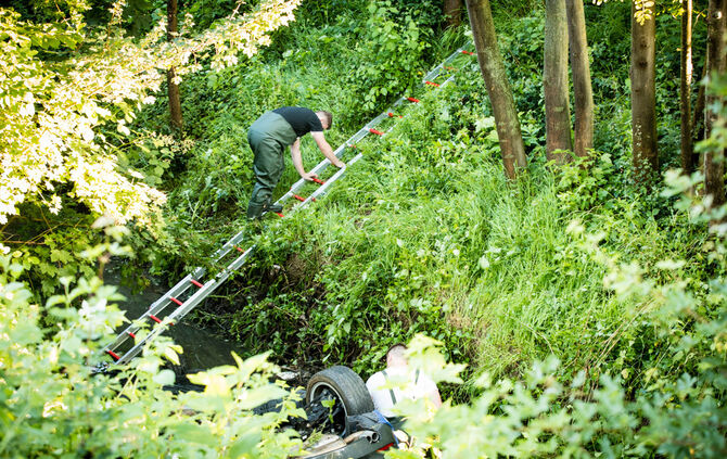 BMW landet im Buchenbach - Bild 12_13