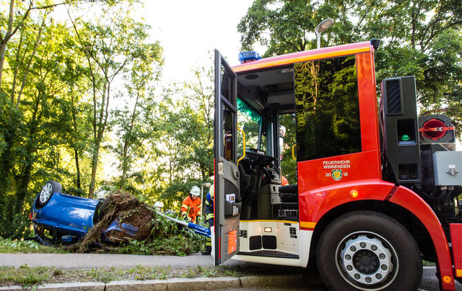 BMW landet im Buchenbach - Bild 15_16