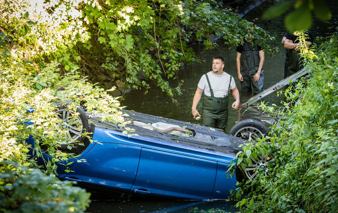 BMW landet im Buchenbach - Bild 18_19