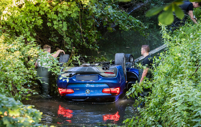 BMW landet im Buchenbach - Bild 26_25