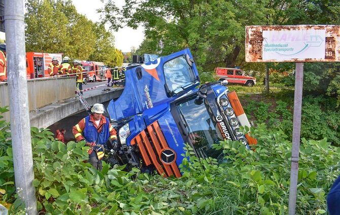 Lkw im Kocher_5