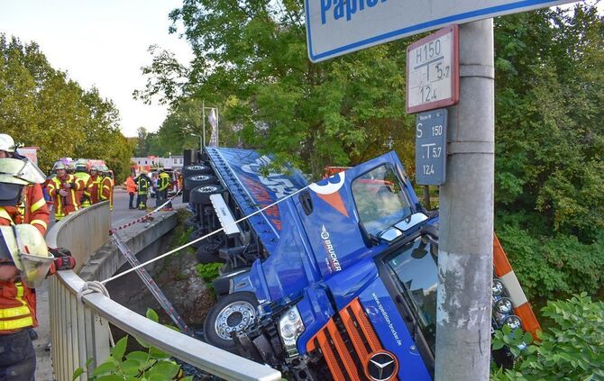 Lkw im Kocher_6