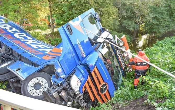 Lkw im Kocher_7