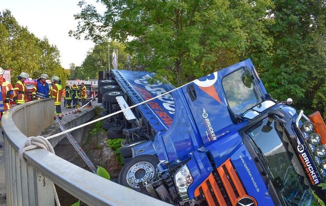 Lkw im Kocher_8