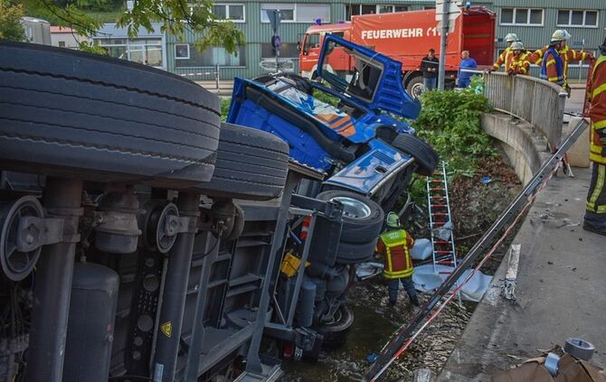 Lkw im Kocher_9