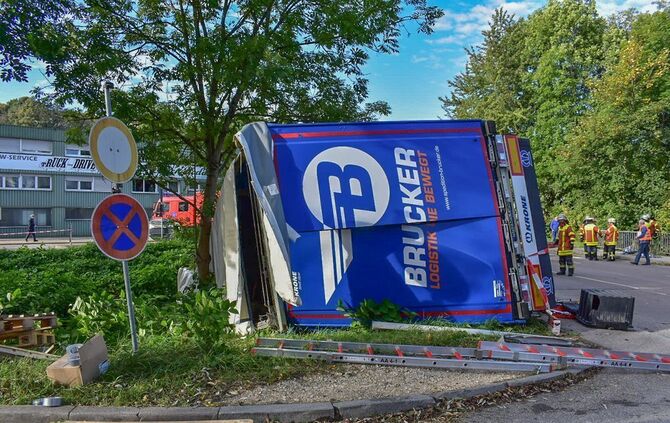 Lkw im Kocher_13