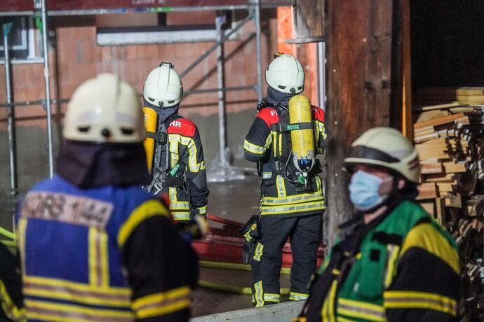 Korb: Brand auf Dach von Neubau