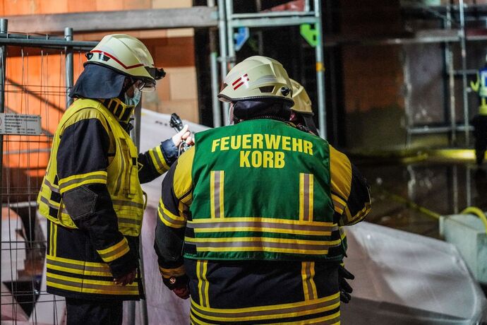 Korb: Brand auf Dach von Neubau
