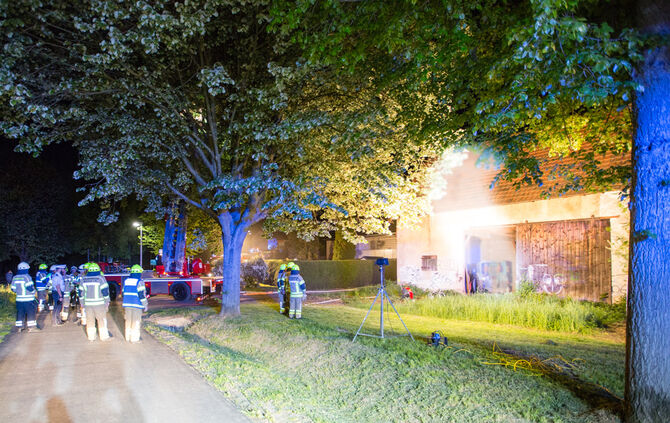 Feuer in einer Feldscheuer, Beethovenstr., Kernen-Rommelshausen, 27.04.2018.