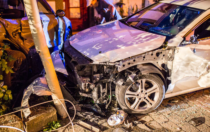 Pkw-Lenkerin nach Unfall verletzt - Bild 09_0