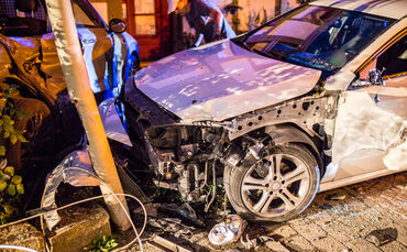 Pkw-Lenkerin nach Unfall verletzt - Bild 09_0