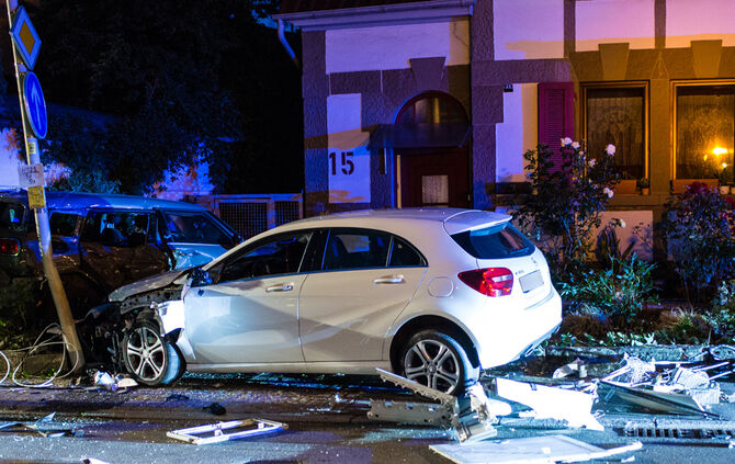 Pkw-Lenkerin nach Unfall verletzt - Bild 05_1