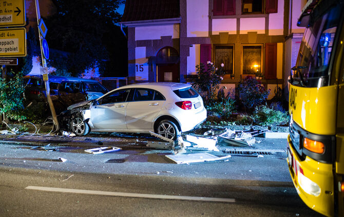 Pkw-Lenkerin nach Unfall verletzt - Bild 02_3