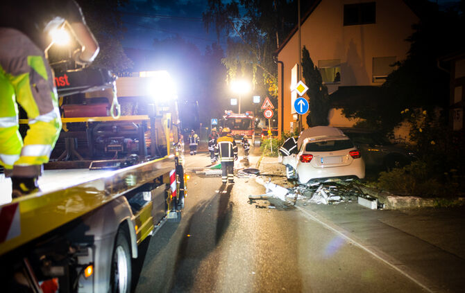 Pkw-Lenkerin nach Unfall verletzt - Bild 04_4