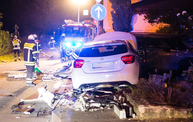 Pkw-Lenkerin nach Unfall verletzt - Bild 07_6