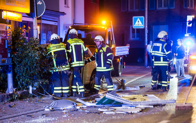 Pkw-Lenkerin nach Unfall verletzt - Bild 03_8