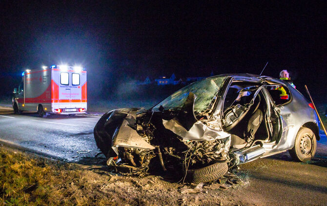 Frontalzusammenstoß - Feuerwehr befreit Eingeklemmten - Bild 02_0