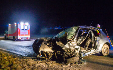 Frontalzusammenstoß - Feuerwehr befreit Eingeklemmten - Bild 02_0