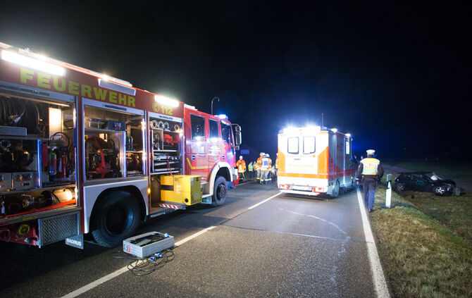 Frontalzusammenstoß - Feuerwehr befreit Eingeklemmten - Bild 01_1