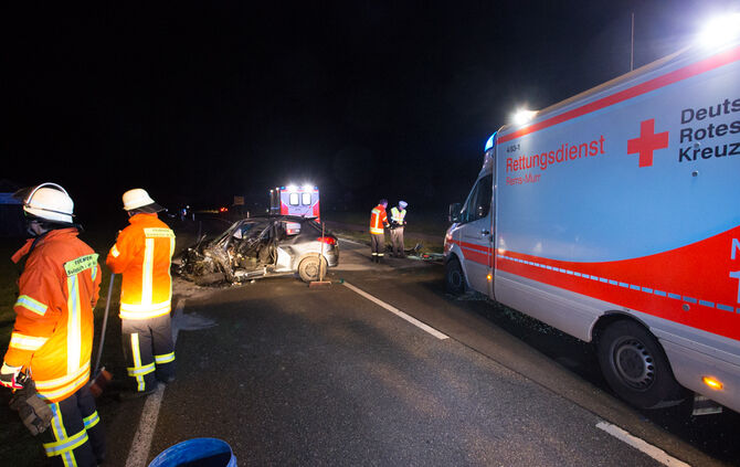 Frontalzusammenstoß - Feuerwehr befreit Eingeklemmten - Bild 04_3