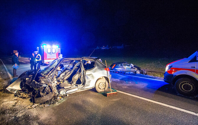 Frontalzusammenstoß - Feuerwehr befreit Eingeklemmten - Bild 05_4