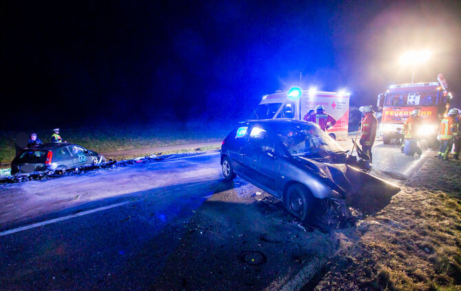 Frontalzusammenstoß - Feuerwehr befreit Eingeklemmten - Bild 06_5