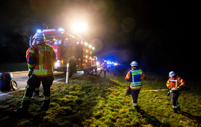 Frontalzusammenstoß - Feuerwehr befreit Eingeklemmten - Bild 07_6