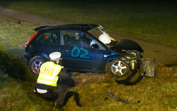 Frontalzusammenstoß - Feuerwehr befreit Eingeklemmten - Bild 08_7