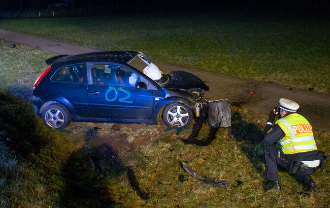 Frontalzusammenstoß - Feuerwehr befreit Eingeklemmten - Bild 09_8