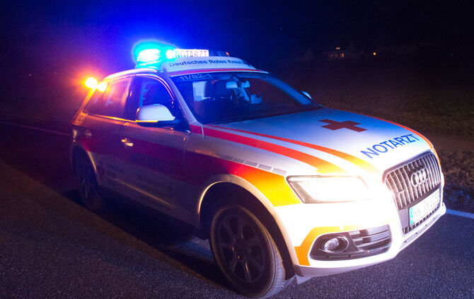 Frontalzusammenstoß - Feuerwehr befreit Eingeklemmten - Bild 10_9