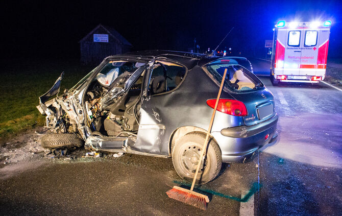 Frontalzusammenstoß - Feuerwehr befreit Eingeklemmten - Bild 11_10