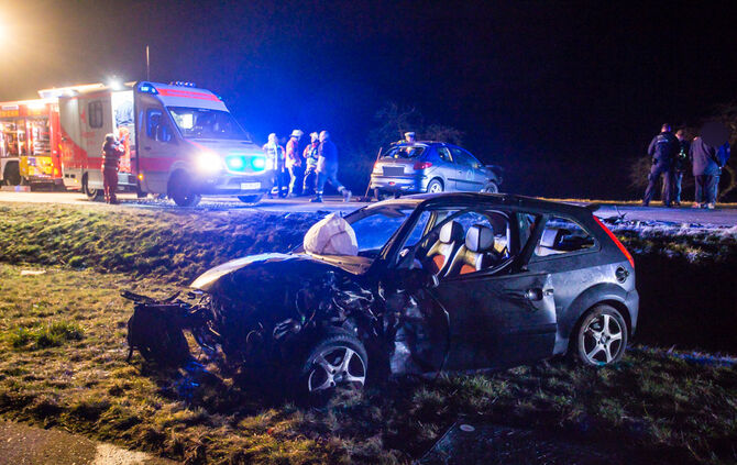 Frontalzusammenstoß - Feuerwehr befreit Eingeklemmten - Bild 12_11