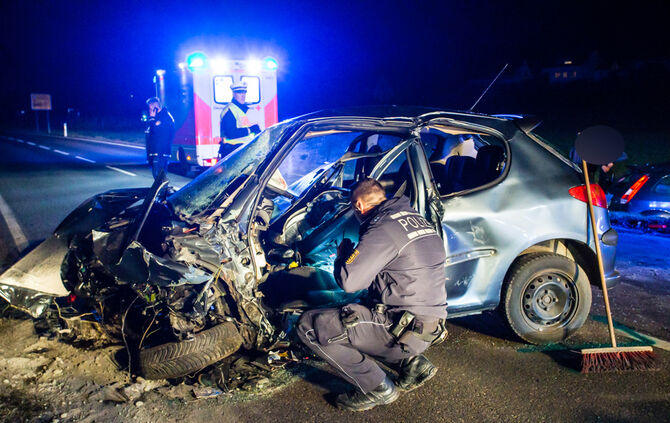 Frontalzusammenstoß - Feuerwehr befreit Eingeklemmten - Bild 13_12