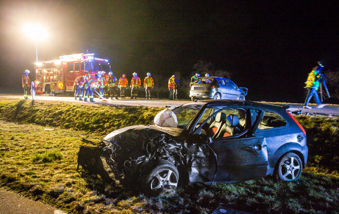 Frontalzusammenstoß - Feuerwehr befreit Eingeklemmten - Bild 14_13