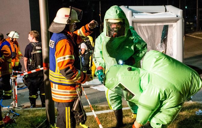 Auslaufendes Kaeltemitte in einer Grossbaeckerei in Backnang sorgte fuer einen Grosseinsatz der Feuerwehr, 02.08.2018.