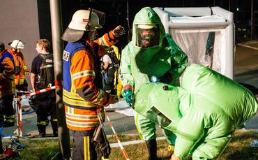 Auslaufendes Kaeltemitte in einer Grossbaeckerei in Backnang sorgte fuer einen Grosseinsatz der Feuerwehr, 02.08.2018.