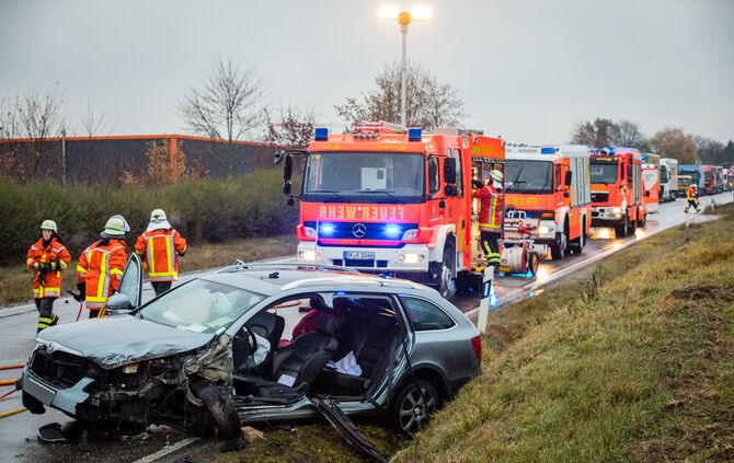 B14 nach Unfall voll gesperrt_0