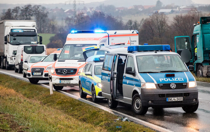 B14 nach Unfall voll gesperrt_3
