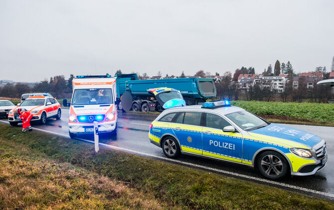 B14 nach Unfall voll gesperrt_4