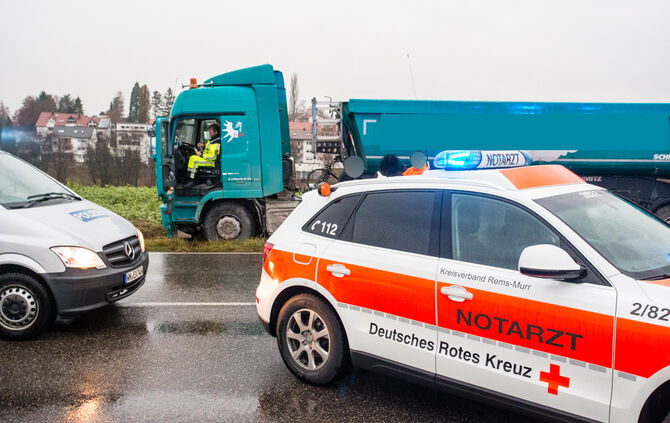 B14 nach Unfall voll gesperrt_5