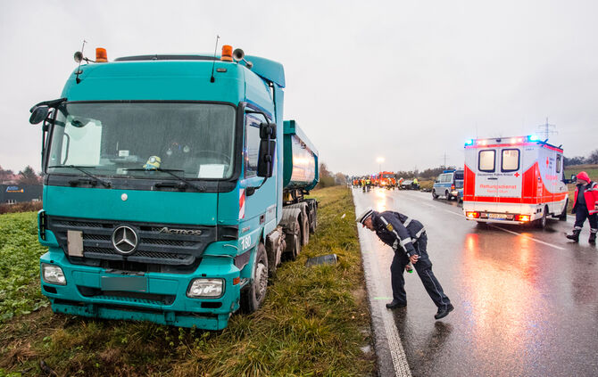 B14 nach Unfall voll gesperrt_6