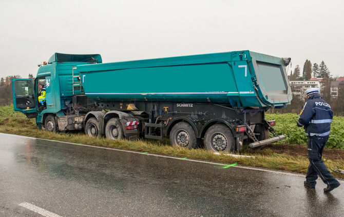 B14 nach Unfall voll gesperrt_7