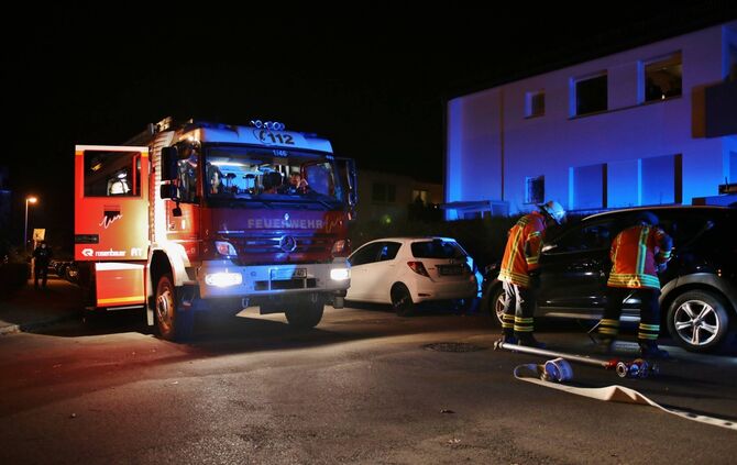 Komposthaufen brennt im Wohngebiet - Feuerwehr und Polizei im Einsatz_0