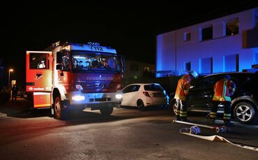 Komposthaufen brennt im Wohngebiet - Feuerwehr und Polizei im Einsatz_0
